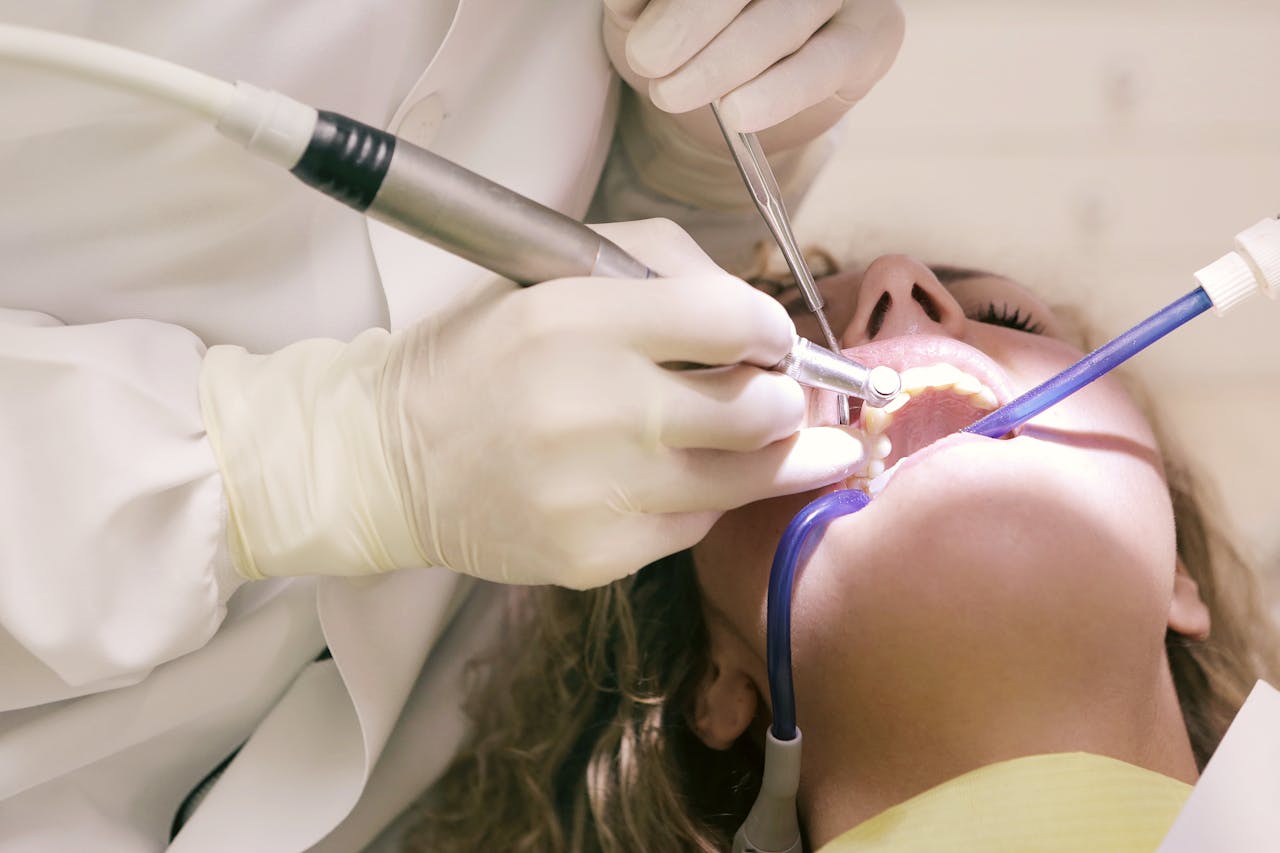 Zabieg podniesienia dna zatoki – Kluczowy etap w przygotowaniu do implantacji zębów w szczęce