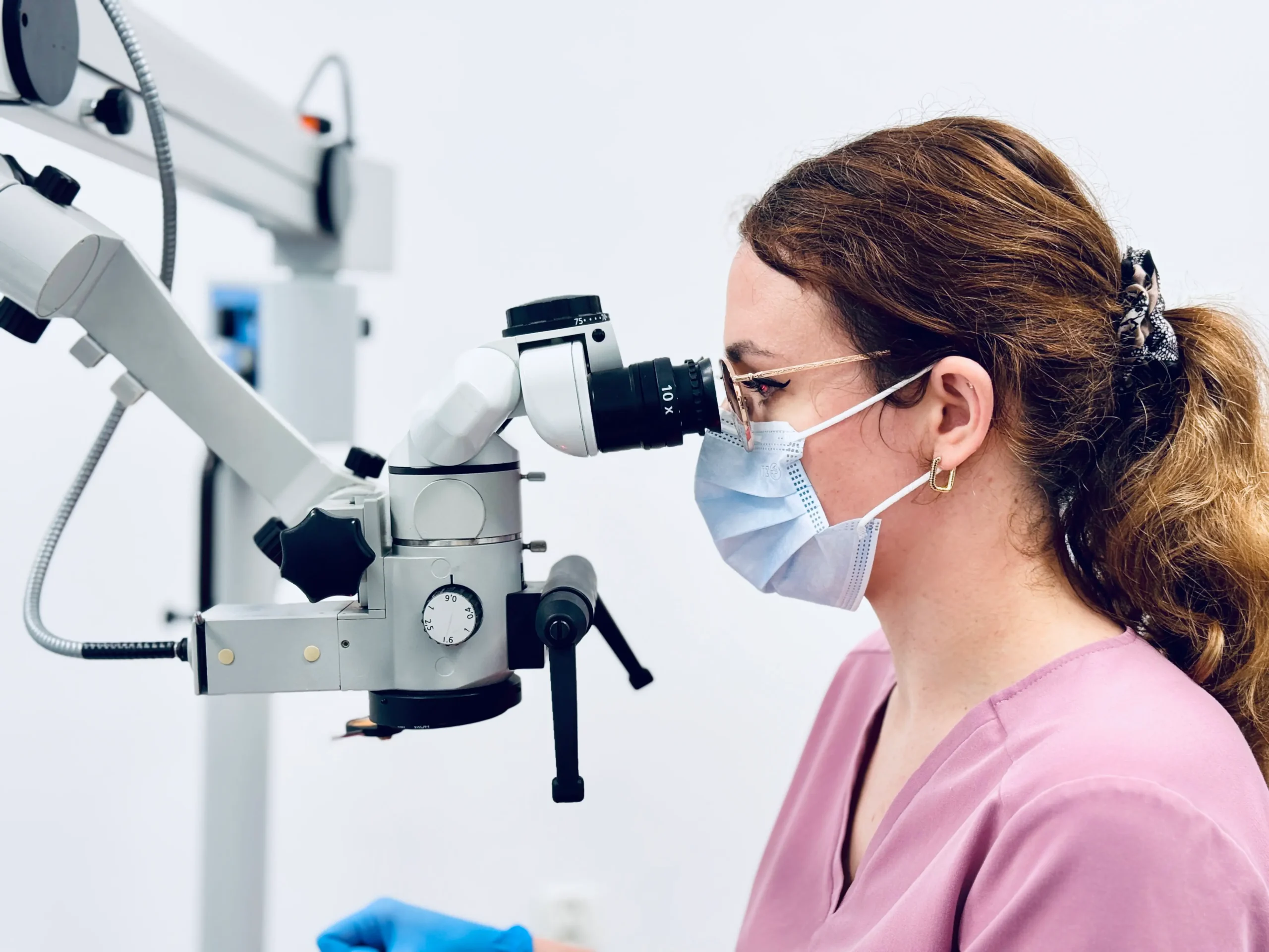 Nowoczesne technologie Krajecki Stomatologia Poznań mikroskop